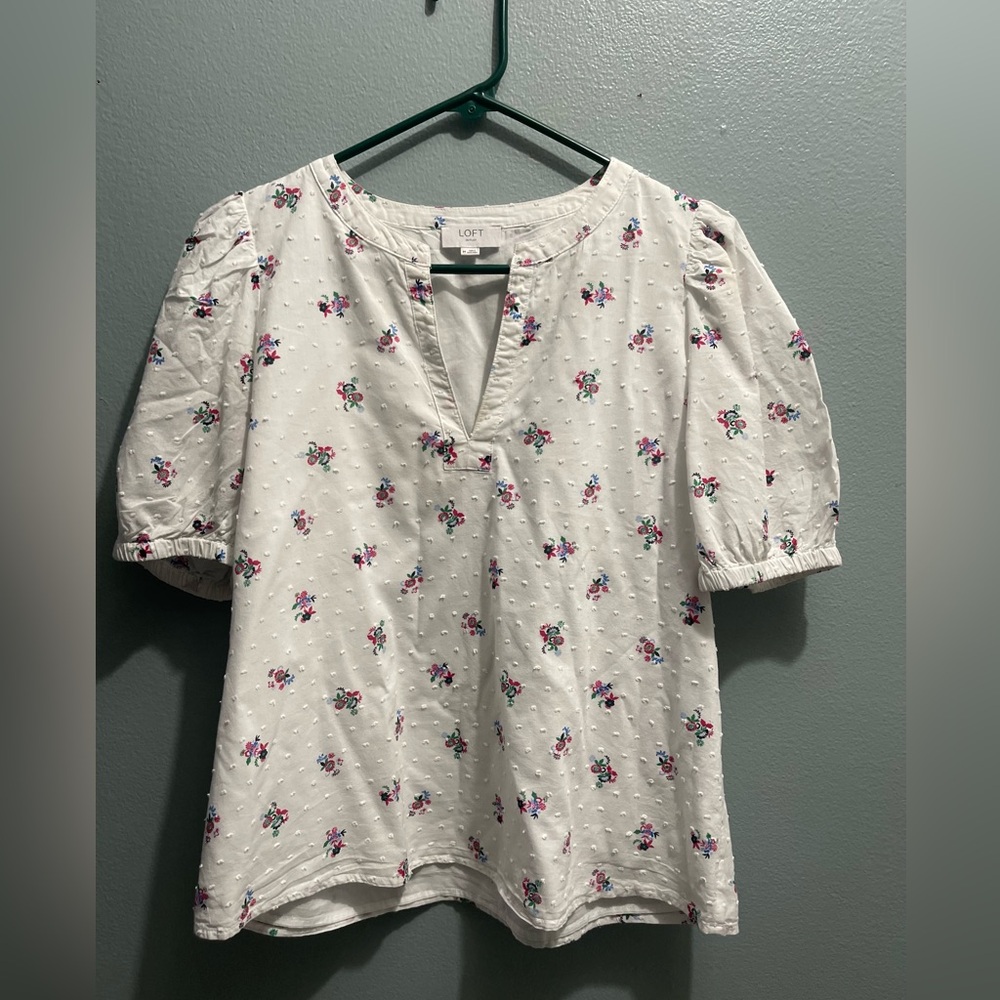 Loft Outlet, spring floral print, v-neck office top size Medium